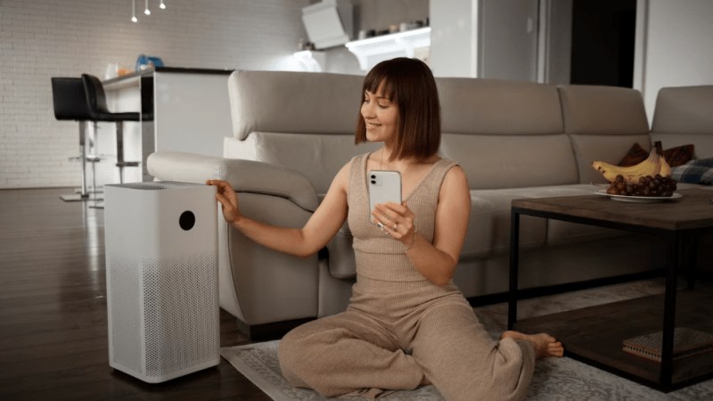 Mobiele airco wit compact model met uitblaasslang – InstallatieKoning.nl