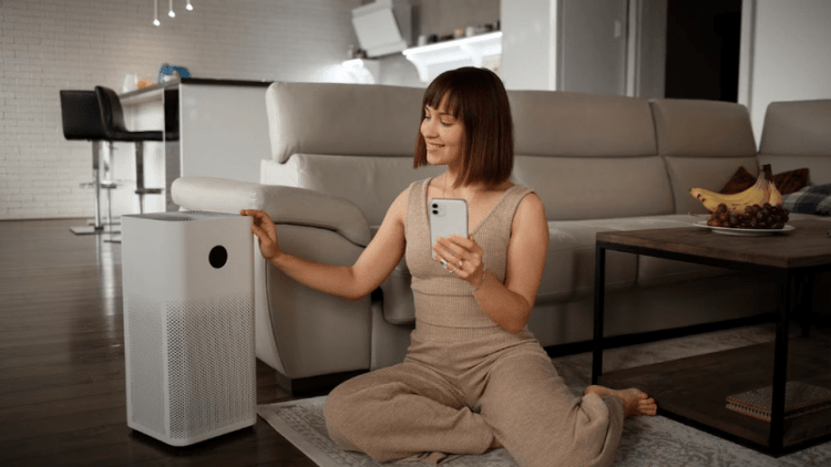 Mobiele airco wit compact model met uitblaasslang – InstallatieKoning.nl